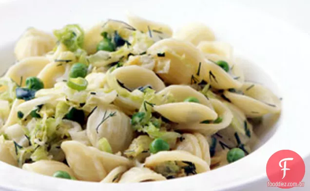 Orecchiette com repolho Savoy, ervilhas e creme de limão
