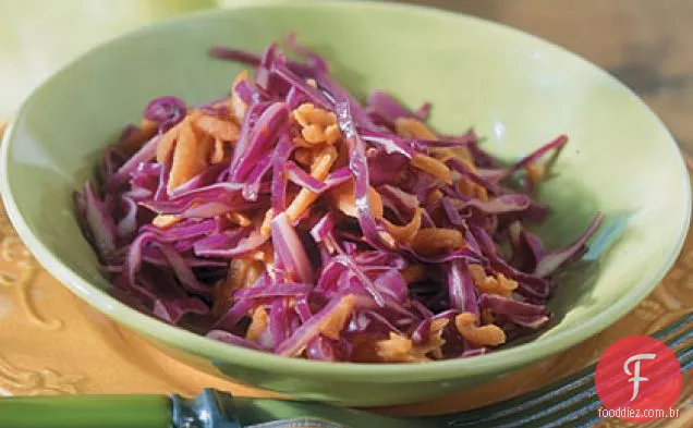 Salada de repolho vermelho-laranja com molho Dijon doce