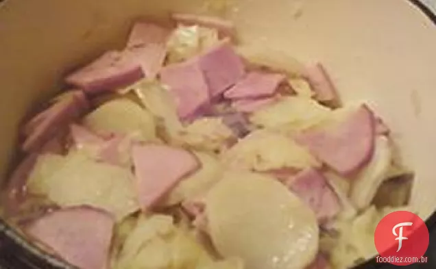 Frigideira presunto, repolho e batatas