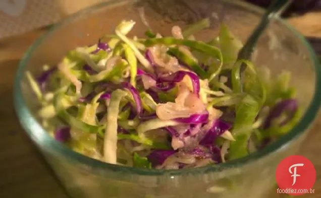 Chucrute agridoce quente e salada de repolho