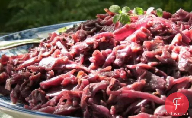 Rotkohl Alemão-repolho vermelho temperado com maçãs e vinho