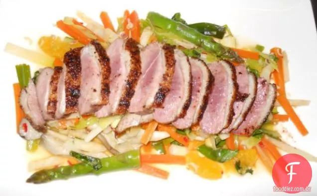 Pato quente e salada de laranja