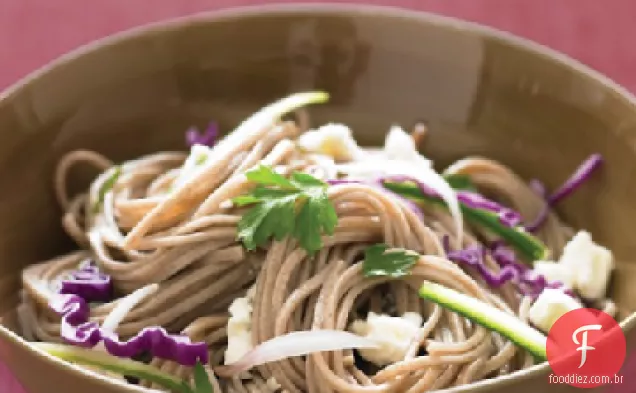 Salada fria Soba com queijo Feta e pepino
