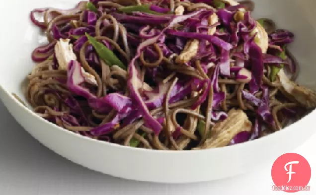 Salada de macarrão Soba com frango e cebolinha