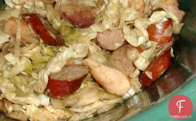 Linguiça defumada com repolho e maçãs