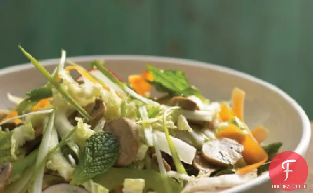 Salada de frango, cogumelo e repolho com molho de soja e limão