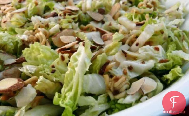 Salada de repolho napa com uma crise