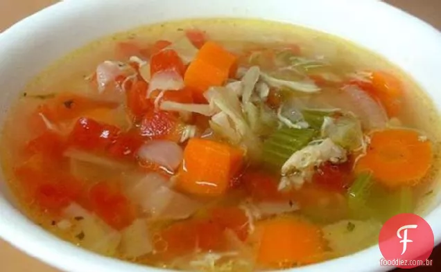 Sopa de frango com repolho e tomate