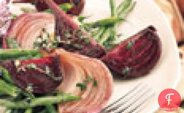 Feijão verde assado, cebola roxa e salada de beterraba
