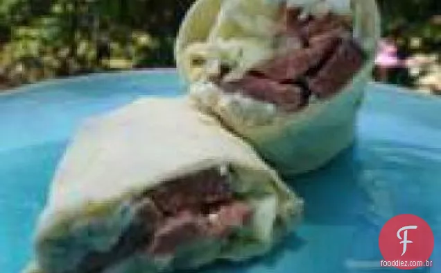 Carne assada e envoltórios de queijo azul