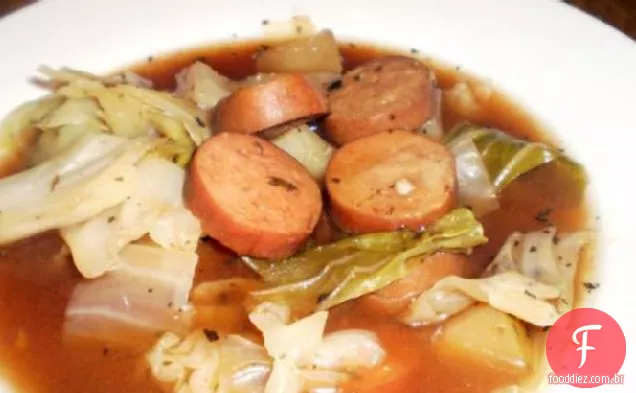 Ensopado de salsicha e repolho (Panela De Barro)