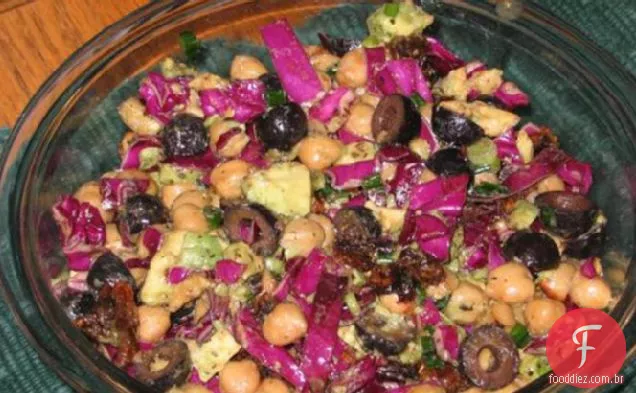 Salada de grão de bico, abacate e tomate seco ao sol