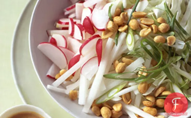 Repolho e rabanete Slaw com molho de amendoim