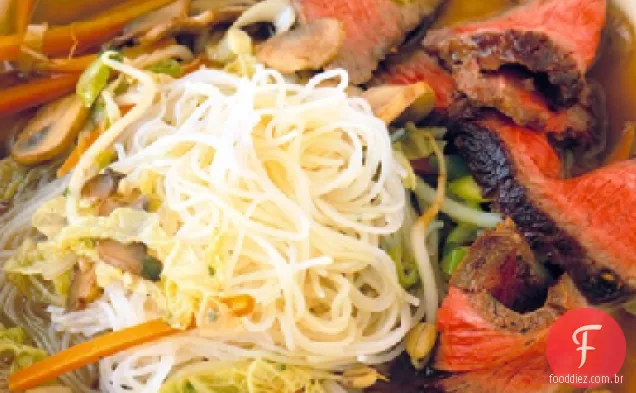Carne assada e sopa de macarrão