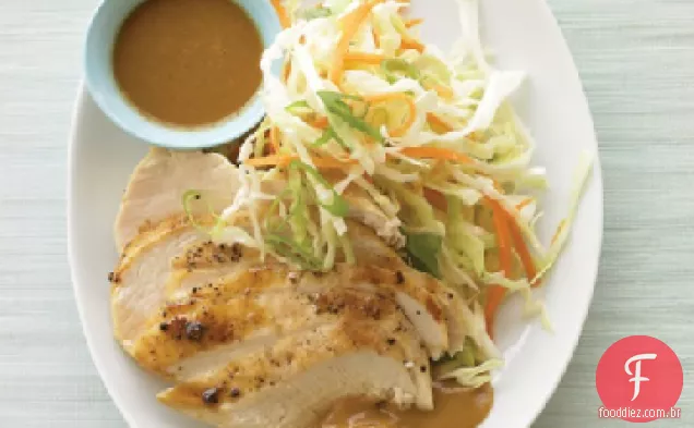 Frango de amendoim com salada de repolho