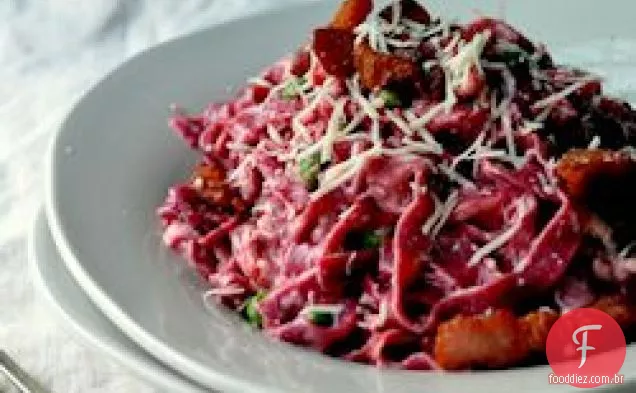 Massa De Beterraba Carbonara Com Ervilhas E Bacon