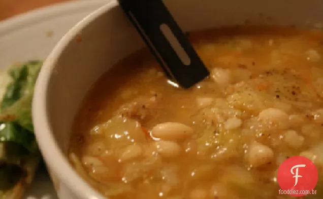 Salsicha italiana e sopa de repolho com feijão branco