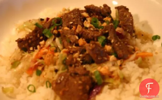 Carne coreana em repolho ardente