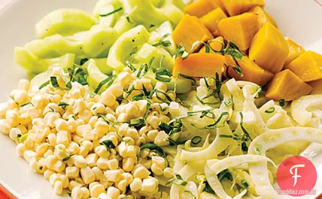 Salada de mercado com milho, beterraba, erva-doce e pepino