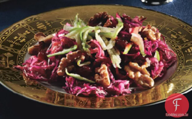 Salada De Repolho roxo com maçã verde, conservas de mirtilo e nozes torradas