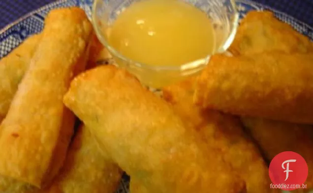 Rolos de ovo de galinha salgados com molho agridoce