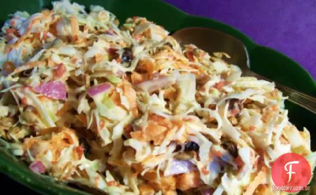 Salada de repolho com passas e nozes de girassol