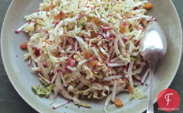 Salada de repolho napa desfiada com rabanetes, passas douradas e molho Dijon