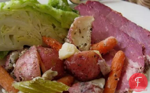 Jantar de carne enlatada no Pote De Barro