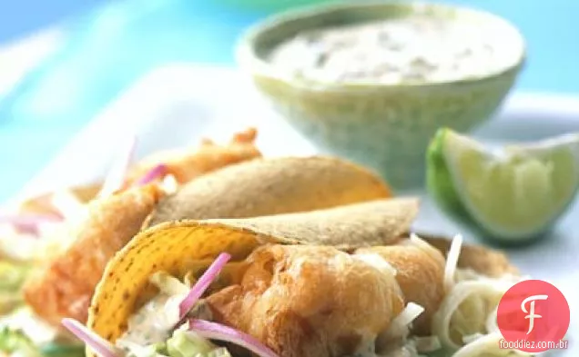 Tacos de peixe batidos de cerveja com molho Baja
