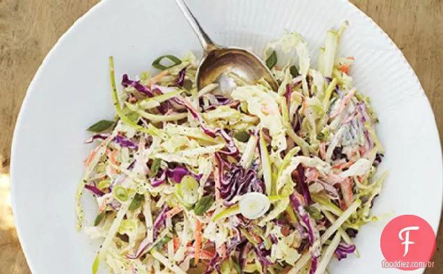 Salada de repolho com molho de maçã e iogurte