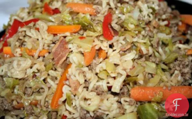 Yatsobi (carne, repolho e macarrão Ramen refogado)
