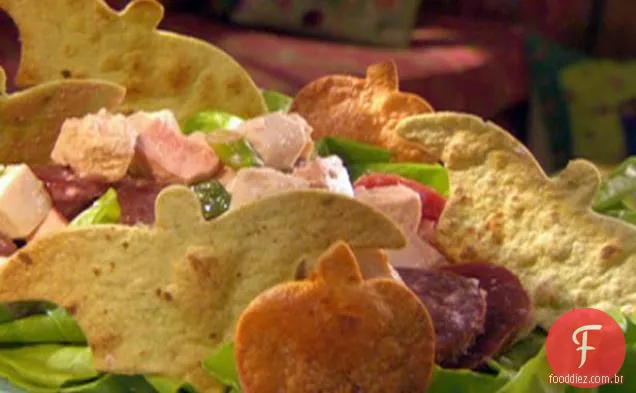 Salada de frango-beterraba vampiro com cebolinha e queijo de cabra e cebola Ghouls torrados