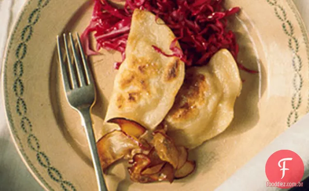 Pierogi de pastinaga com repolho roxo em conserva e maçãs salteadas