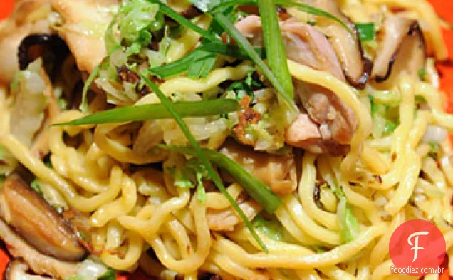 Frango Lo Mein com cogumelos de gengibre