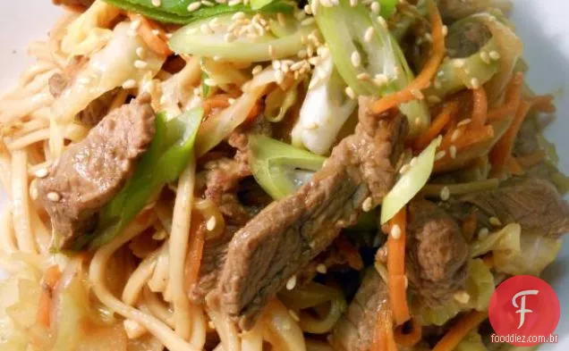 Carne, missô e macarrão de gergelim