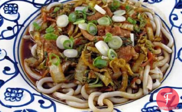 Yakisoba com carne de porco e repolho