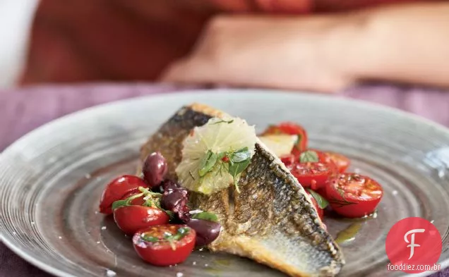 Robalo com tomate e Salsa De Azeitona Preta