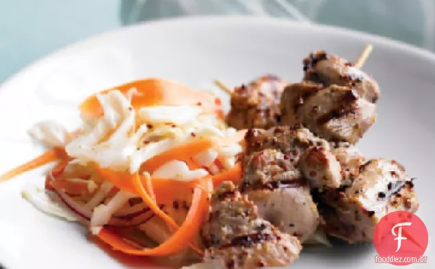 Kebabs de peru com repolho Slaw