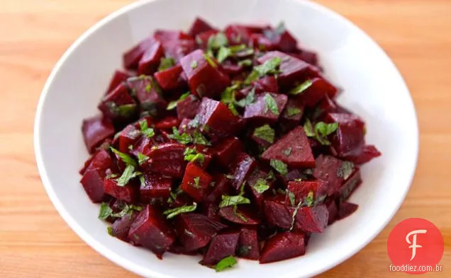 Salada de beterraba assada com hortelã