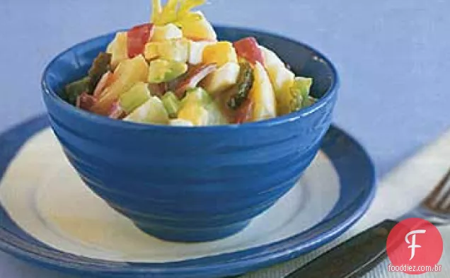 Salada de batata à moda antiga com picles doces