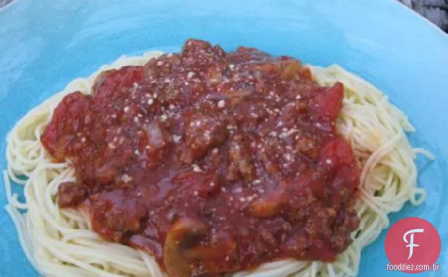 Espaguete da mamãe com molho de carne