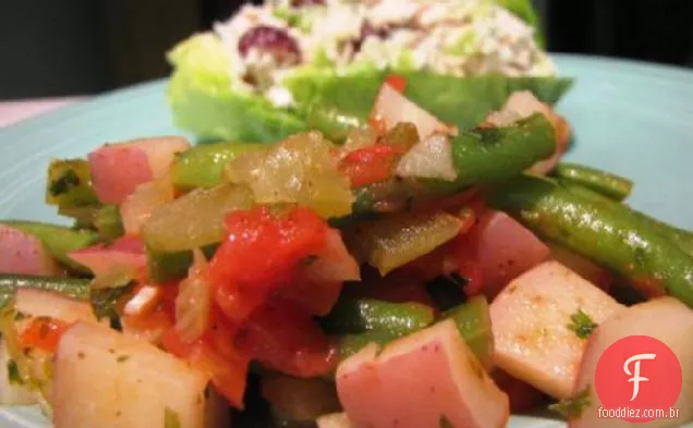 Feijão verde e batatas em molho de tomate robusto
