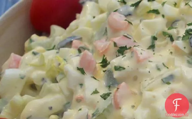 Salada de ovo para uma multidão