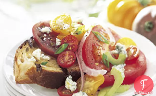 Salada de tomate da herança com queijo azul