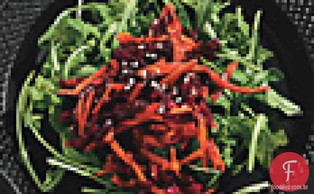 Salada de beterraba e cenoura com coentro e sal de gergelim