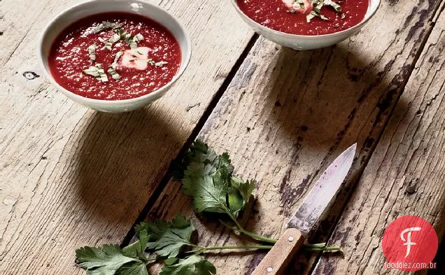Sopa de beterraba e tomate com cominho