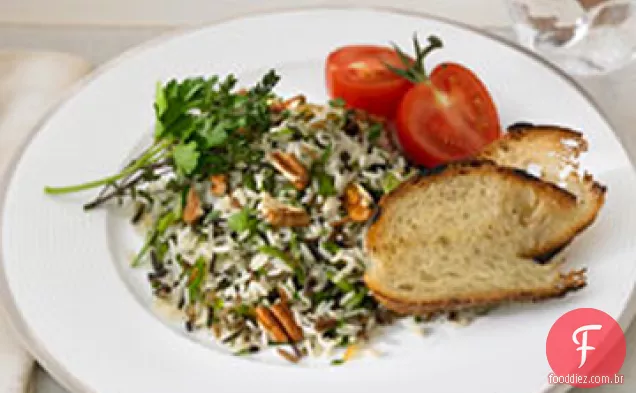 Salada de ervas de grãos longos e arroz selvagem com nozes torradas