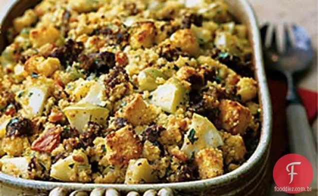 Molho de pão de milho com chouriço e maçãs