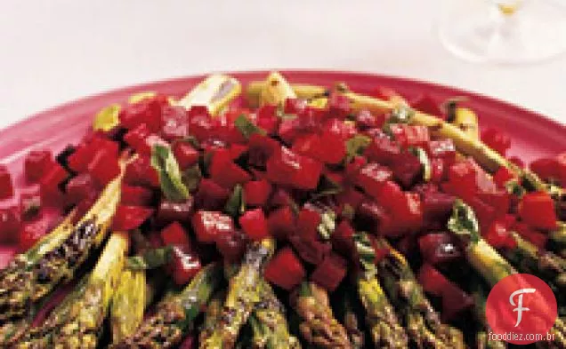 Beterraba E Pepino Saboreiam Com Espargos Grelhados