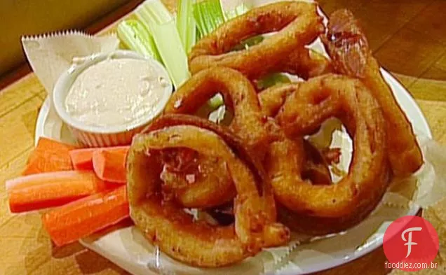 Anéis de Cebola de búfalo picante e molho de queijo azul